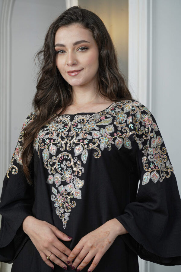 ⁦جلابيه اسود بخرز من صدر منتد الى اكتاف⁩ - الصورة ⁦5⁩