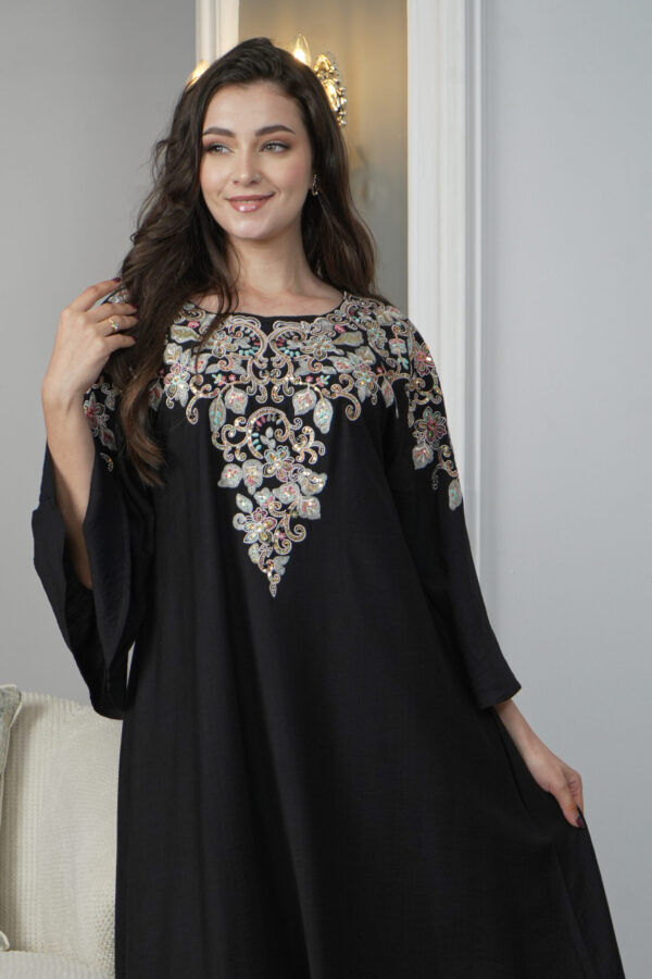 ⁦جلابيه اسود بخرز من صدر منتد الى اكتاف⁩ - الصورة ⁦7⁩