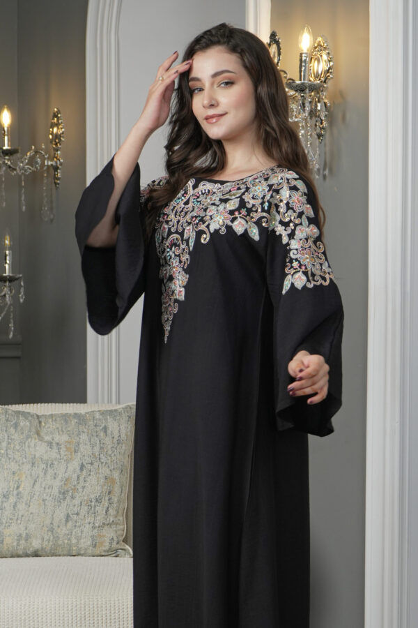 ⁦جلابيه اسود بخرز من صدر منتد الى اكتاف⁩ - الصورة ⁦8⁩