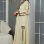 ⁦جلابية بيج بتطريز دقات ملونه من امام⁩ - الصورة ⁦4⁩