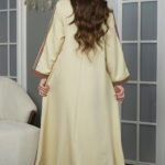 ⁦جلابية بيج بتطريز دقات ملونه من امام⁩ - الصورة ⁦5⁩