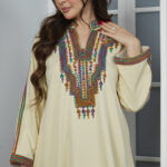 ⁦جلابية بيج بتطريز دقات ملونه من امام⁩ - الصورة ⁦2⁩