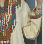 ⁦جلابية بيج بتطريز دقات ملونه من امام⁩ - الصورة ⁦8⁩