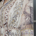 ⁦جلابيه بلياقه مندمجه بتشجر البيج و الموف⁩ - الصورة ⁦3⁩