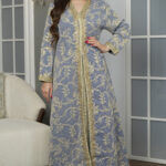 ⁦جلابيه كحلي بطبقه داخلي جاكار مزينه بشريط ذهبي مع فصوص⁩ - الصورة ⁦3⁩