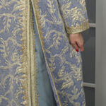 ⁦جلابيه كحلي بطبقه داخلي جاكار مزينه بشريط ذهبي مع فصوص⁩ - الصورة ⁦2⁩