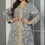 ⁦جلابيه كحلي بطبقه داخلي جاكار مزينه بشريط ذهبي مع فصوص⁩ - الصورة ⁦6⁩