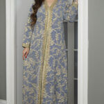 ⁦جلابيه كحلي بطبقه داخلي جاكار مزينه بشريط ذهبي مع فصوص⁩ - الصورة ⁦7⁩