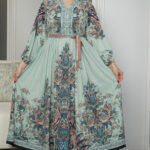 ⁦جلابيه تيفاني بكسر من خصر و مرسومه بورود ملون⁩ - الصورة ⁦5⁩