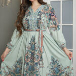 ⁦جلابيه تيفاني بكسر من خصر و مرسومه بورود ملون⁩ - الصورة ⁦6⁩