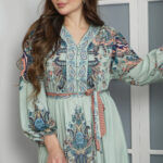 ⁦جلابيه تيفاني بكسر من خصر و مرسومه بورود ملون⁩ - الصورة ⁦3⁩