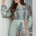 جلابيه تيفاني بكسر من خصر و مرسومه بورود ملون