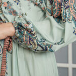 ⁦جلابيه تيفاني بكسر من خصر و مرسومه بورود ملون⁩ - الصورة ⁦8⁩