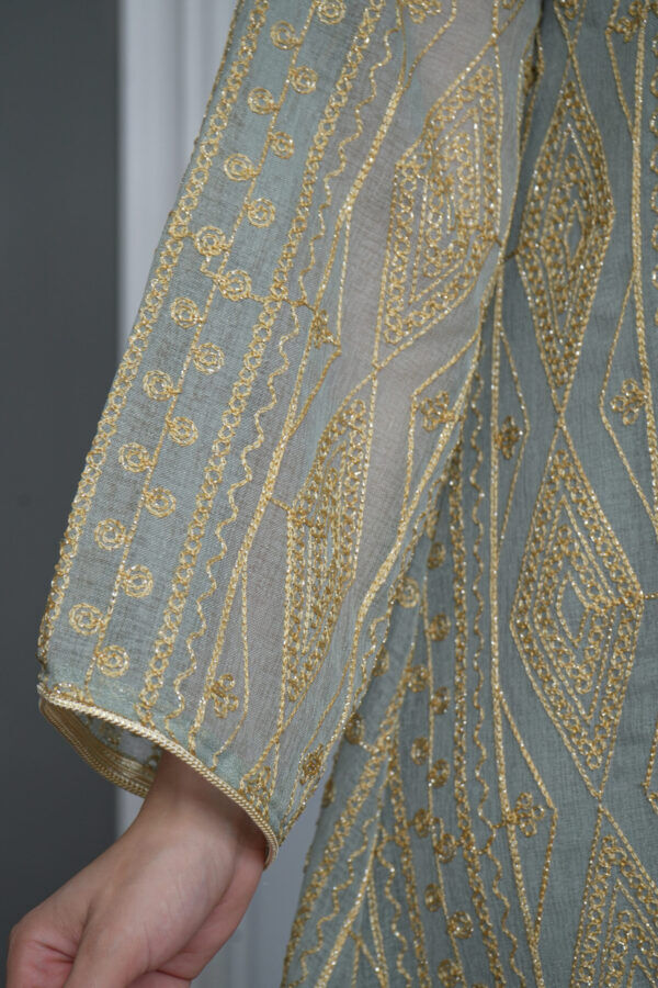 ⁦جلابيه تيفاني خليجيه بلياقه و بترتر ذهبي⁩ - الصورة ⁦3⁩