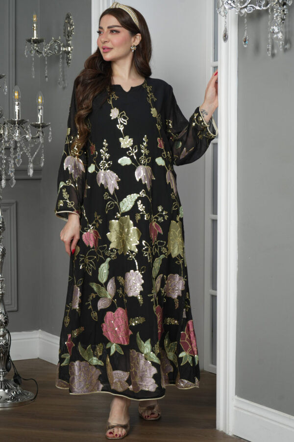 ⁦جلابيه اسود بترتر كامل على شكل ورود⁩ - الصورة ⁦2⁩