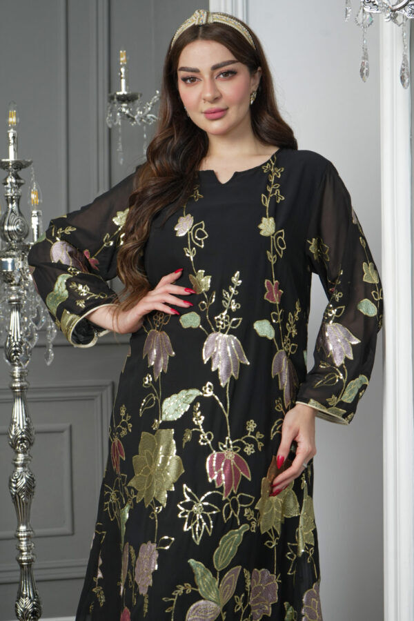 ⁦جلابيه اسود بترتر كامل على شكل ورود⁩ - الصورة ⁦3⁩