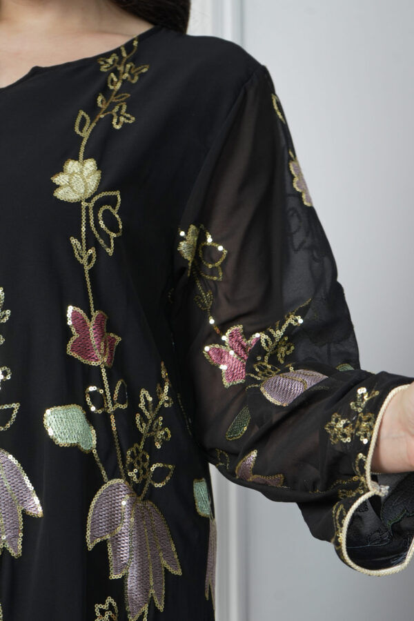 ⁦جلابيه اسود بترتر كامل على شكل ورود⁩ - الصورة ⁦4⁩