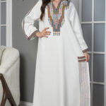 جلابية أبيض بتطريز دقات ملونة من الأمام