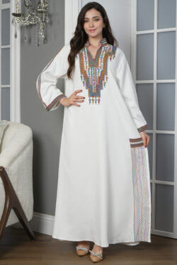جلابية أبيض بتطريز دقات ملونة من الأمام