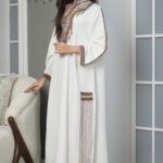 ⁦جلابية أبيض بتطريز دقات ملونة من الأمام⁩ - الصورة ⁦4⁩