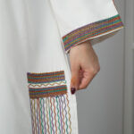 ⁦جلابية أبيض بتطريز دقات ملونة من الأمام⁩ - الصورة ⁦5⁩