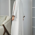 ⁦جلابية أبيض بتطريز دقات ملونة من الأمام⁩ - الصورة ⁦8⁩