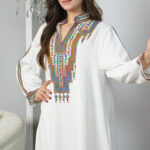 ⁦جلابية أبيض بتطريز دقات ملونة من الأمام⁩ - الصورة ⁦2⁩