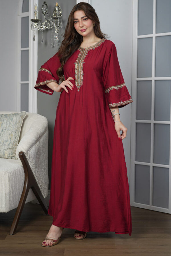 ⁦جلابيه عنابي عمليه مطرز ببني من حلق و بدايه الكم⁩ - الصورة ⁦2⁩