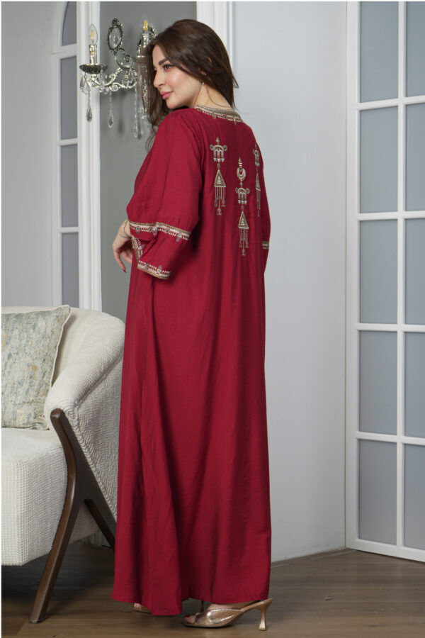 ⁦جلابيه عنابي عمليه مطرز ببني من حلق و بدايه الكم⁩ - الصورة ⁦4⁩