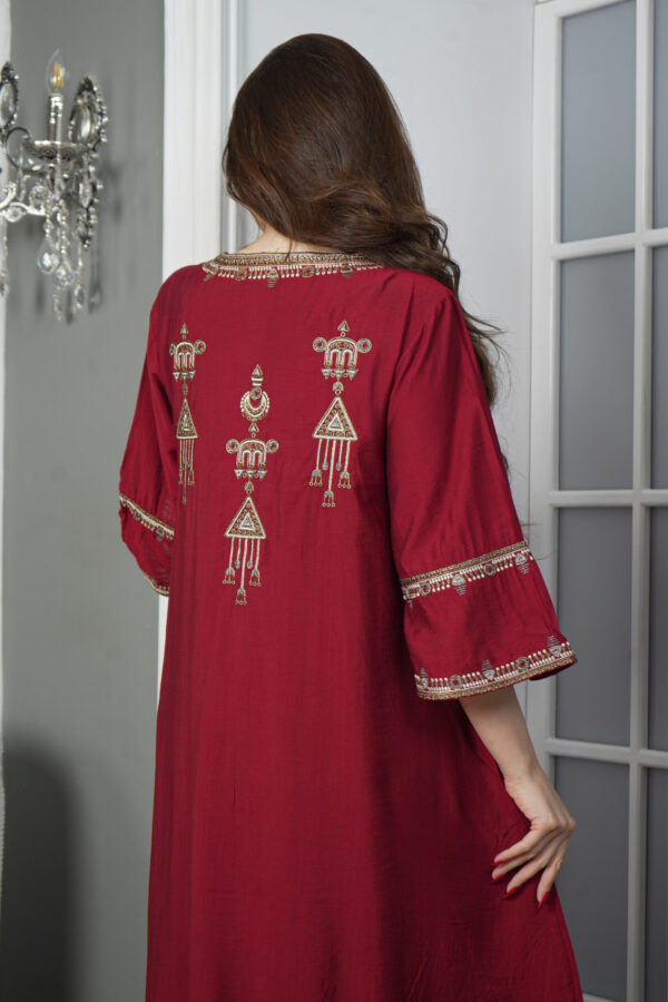 ⁦جلابيه عنابي عمليه مطرز ببني من حلق و بدايه الكم⁩ - الصورة ⁦5⁩