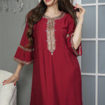 جلابيه عنابي عمليه مطرز ببني من حلق و بدايه الكم