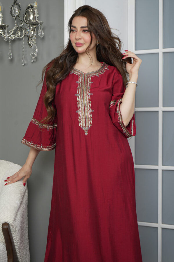 ⁦جلابيه عنابي عمليه مطرز ببني من حلق و بدايه الكم⁩ - الصورة ⁦6⁩