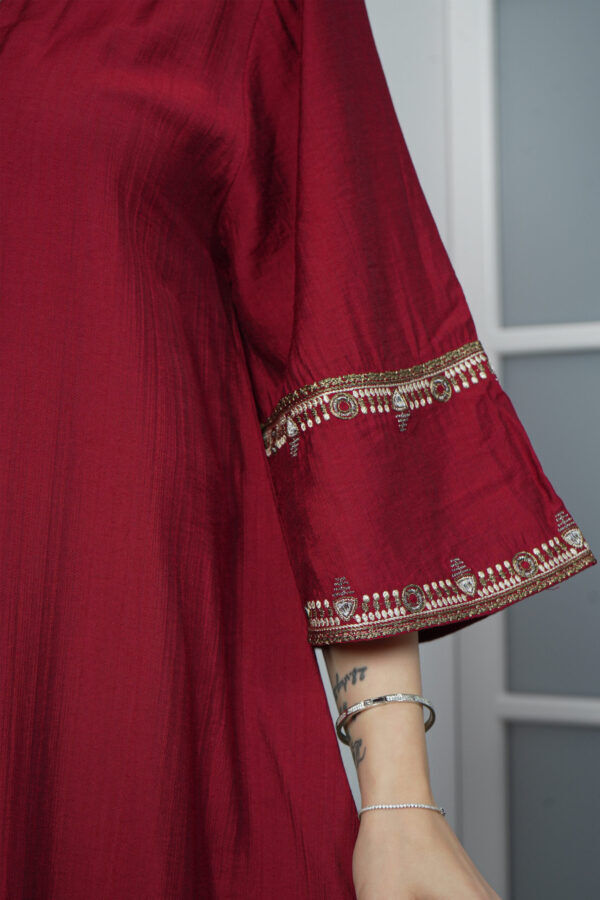 ⁦جلابيه عنابي عمليه مطرز ببني من حلق و بدايه الكم⁩ - الصورة ⁦7⁩