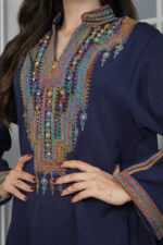 ⁦جلابية كحلي بتطريز دقات ملونة من الأمام⁩ - الصورة ⁦6⁩