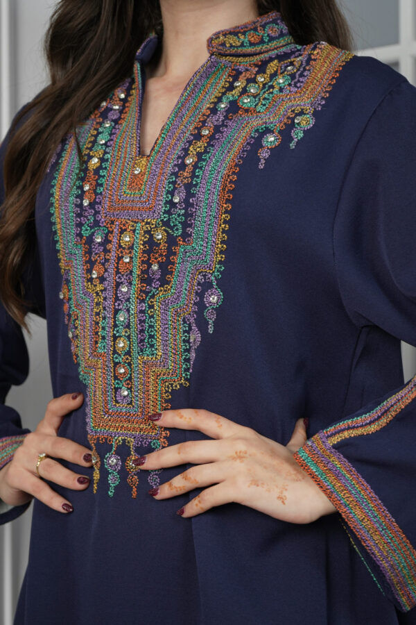 ⁦جلابية كحلي بتطريز دقات ملونة من الأمام⁩ - الصورة ⁦6⁩