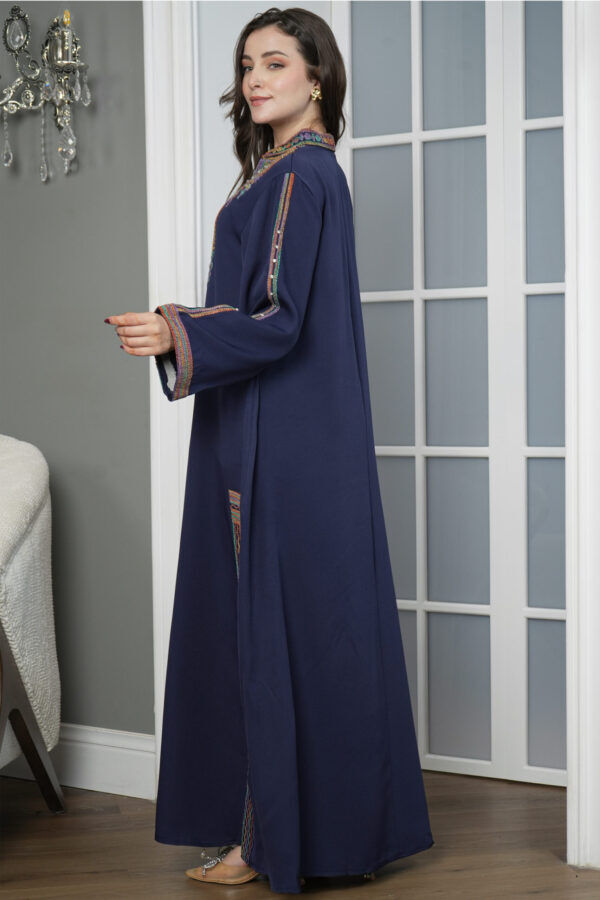 ⁦جلابية كحلي بتطريز دقات ملونة من الأمام⁩ - الصورة ⁦7⁩