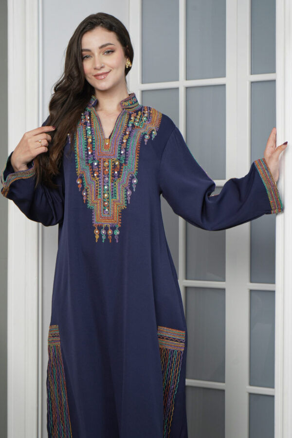 ⁦جلابية كحلي بتطريز دقات ملونة من الأمام⁩ - الصورة ⁦8⁩