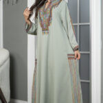 جلابية تيفاني بتطريز دقات ملونة من الأمام