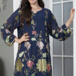 ⁦جلابيه كحلي بترتر كامل على شكل ورود⁩ - الصورة ⁦2⁩