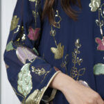 ⁦جلابيه كحلي بترتر كامل على شكل ورود⁩ - الصورة ⁦3⁩