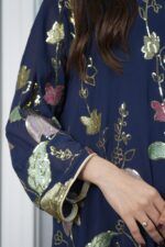 ⁦جلابيه كحلي بترتر كامل على شكل ورود⁩ - الصورة ⁦3⁩