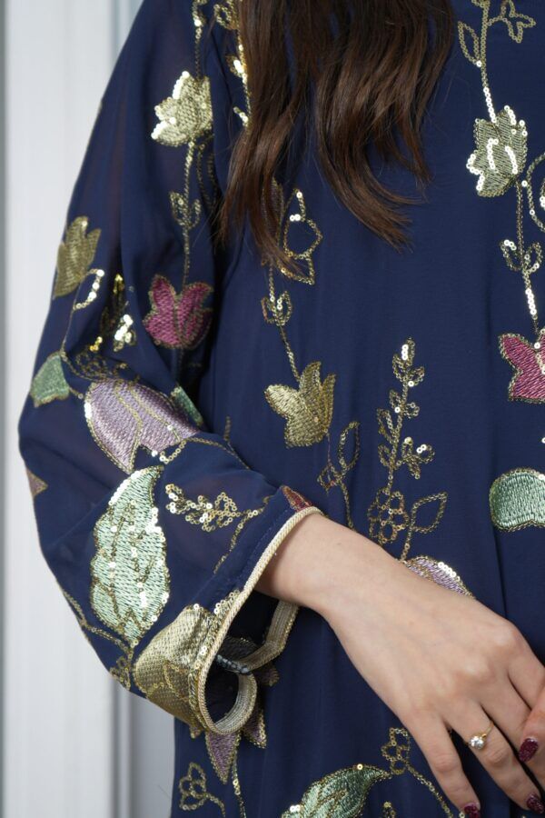 ⁦جلابيه كحلي بترتر كامل على شكل ورود⁩ - الصورة ⁦3⁩