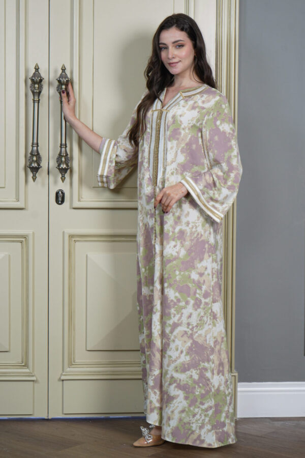 ⁦جلابيه موف حرير و شريط شك بخيوط ذهبي من امام⁩ - الصورة ⁦2⁩