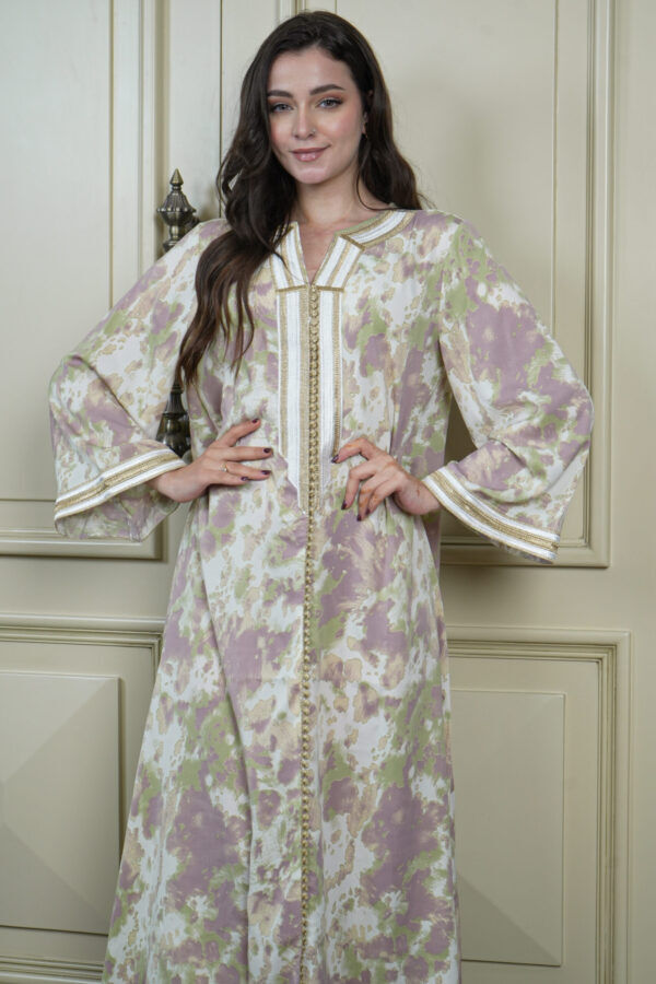 ⁦جلابيه موف حرير و شريط شك بخيوط ذهبي من امام⁩ - الصورة ⁦4⁩