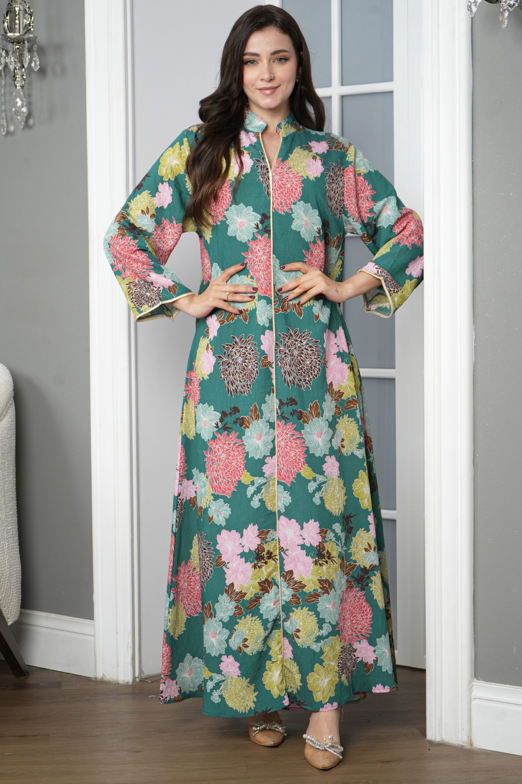 G-0242 (2) جلابيه اخضر قطن بلياقه مشجره بورود ملون (٥) - الصورة 1