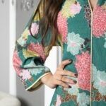 ⁦جلابيه اخضر قطن بلياقه مشجره بورود ملون (٥)⁩ - الصورة ⁦7⁩