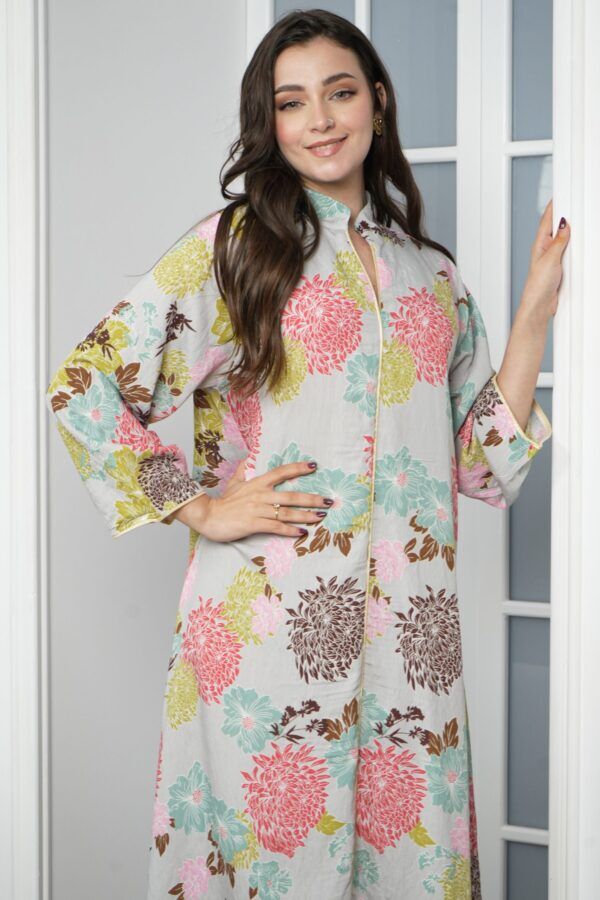 ⁦جلابيه سماوي قطن بلياقه مشجره بورود ملون (٥)⁩ - الصورة ⁦7⁩