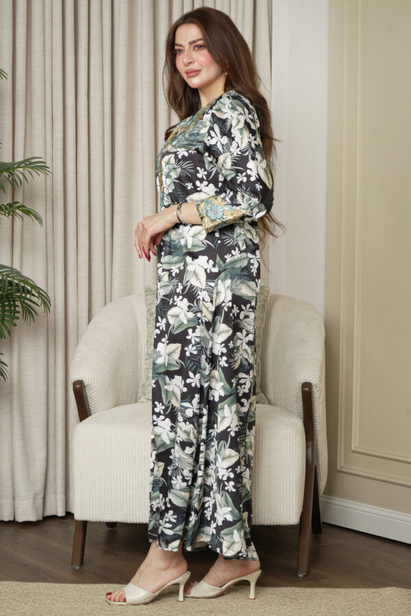 ⁦مخاوير اسود اماراتيه محدد من الحلق بفصوص وورود (٥)⁩ - الصورة ⁦3⁩