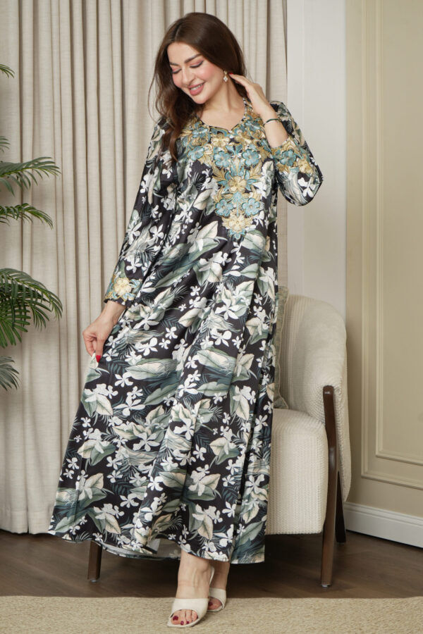 ⁦مخاوير اسود اماراتيه محدد من الحلق بفصوص وورود (٥)⁩ - الصورة ⁦4⁩