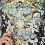 ⁦مخاوير اسود اماراتيه محدد من الحلق بفصوص وورود (٥)⁩ - الصورة ⁦6⁩